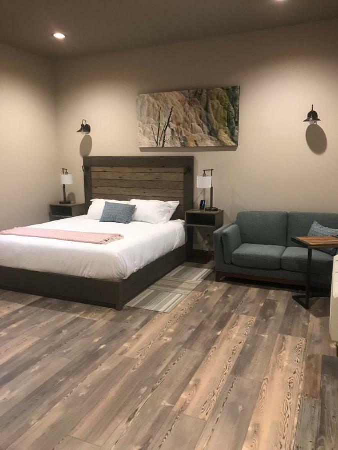 ווסט ילוסטון Golden Stone Inn מראה חיצוני תמונה